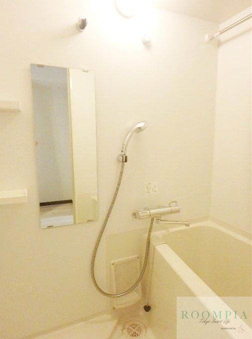 バス・シャワールーム　同タイプの別部屋の写真です