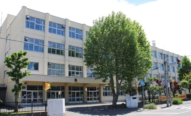 小学校　札幌市立美香保小学校（小学校）まで599m
