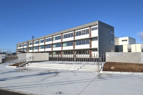 小学校　宇都宮市立ゆいの杜小学校（小学校）まで762m
