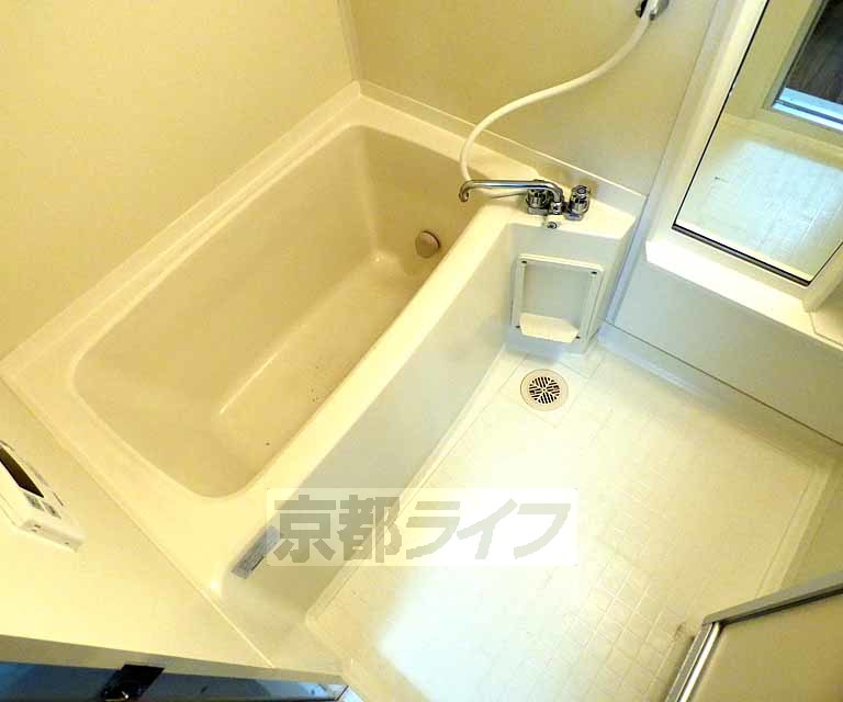 バス・シャワールーム　清潔感のあるお風呂です。