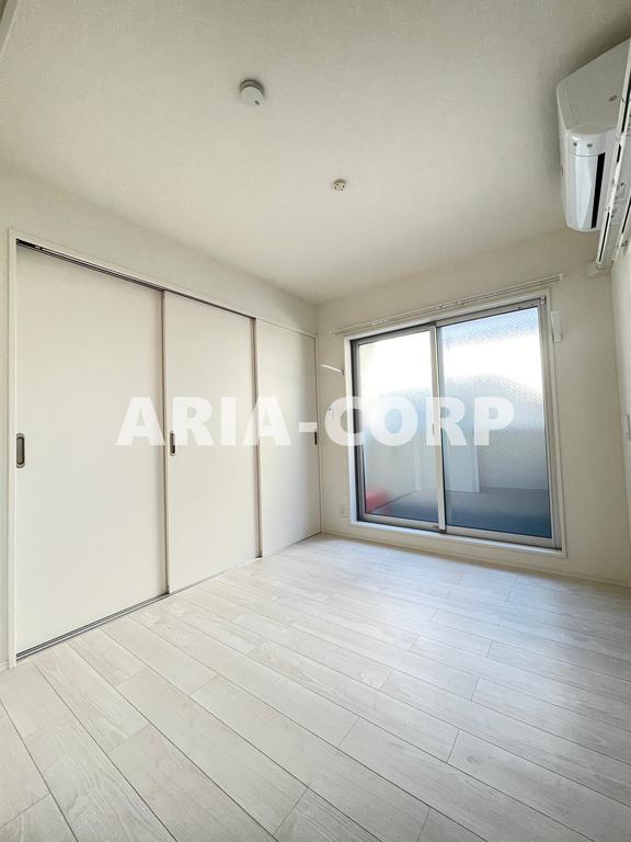 その他部屋・スペース　寝室。角部屋で窓も大きく明るいお部屋です！