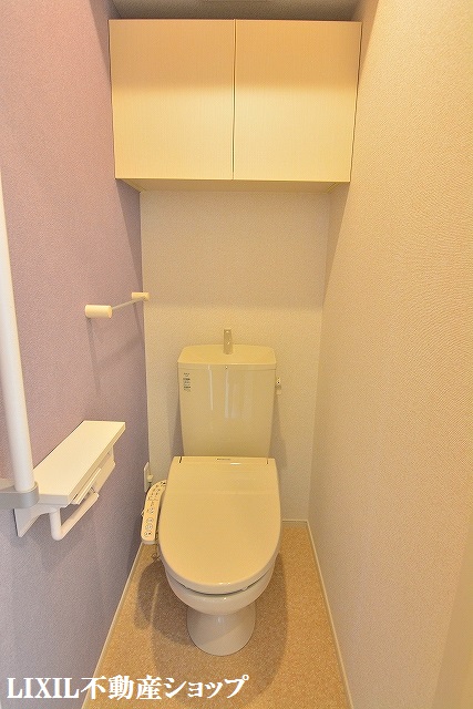 トイレ　温水洗浄暖房便座付のトイレです。