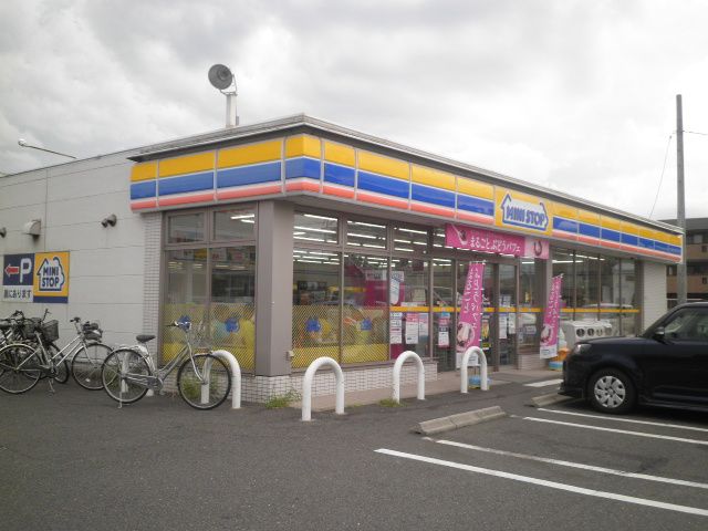 コンビニ　ミニストップ四日市泊小柳店（コンビニ）まで672m