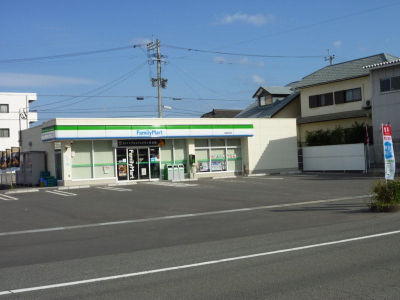 コンビニ　ファミリーマート（コンビニ）まで140m