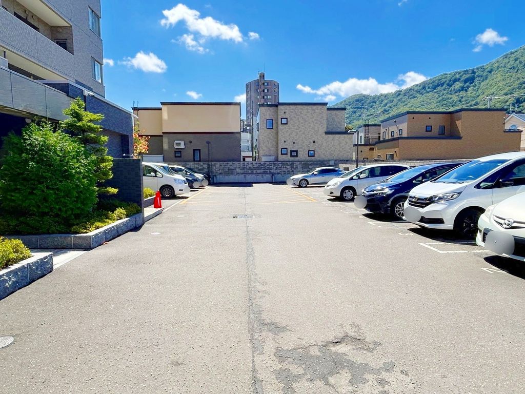 駐車場　駐車場（16番確保済み、契約必須、月額11000円）