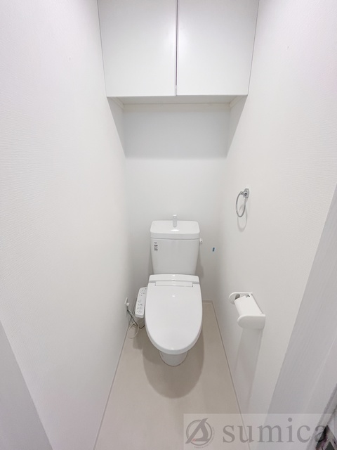 トイレ　人気アイテムの温水洗浄便座。清潔感のあるトイレです。