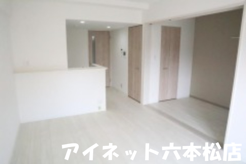 居室・リビング　綺麗で広々としたリビングですね。