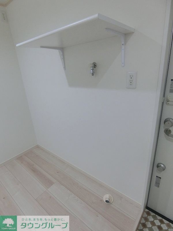 その他　洗濯機置き場は便利な棚付き！