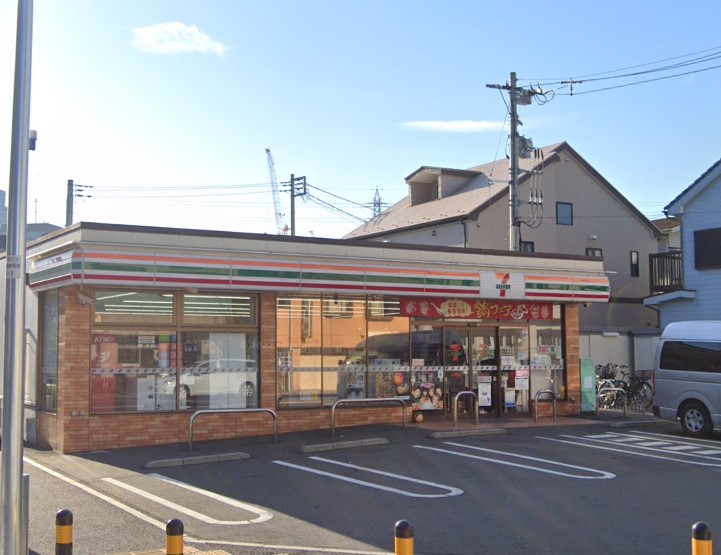 コンビニ　セブンイレブン（コンビニ）まで554m