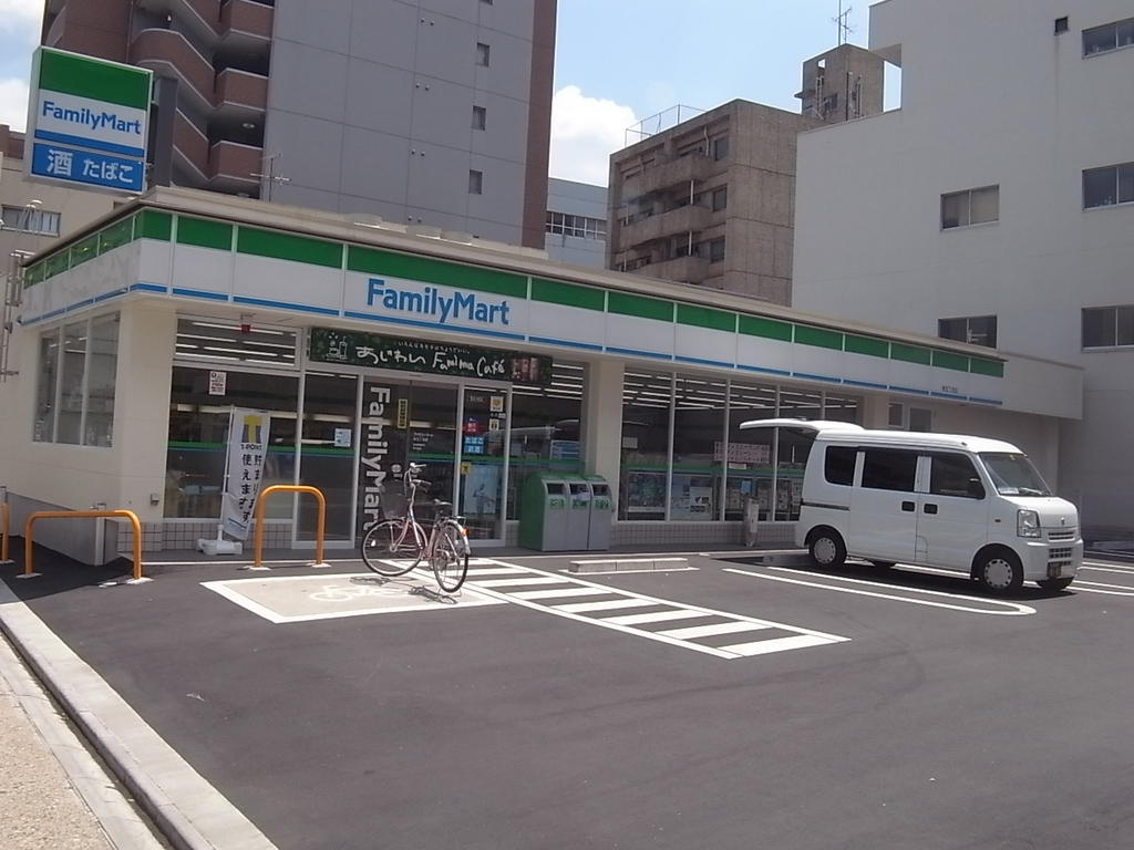 コンビニ　ファミリーマート 栄五丁目店 (コンビニ)（コンビニ）まで215m