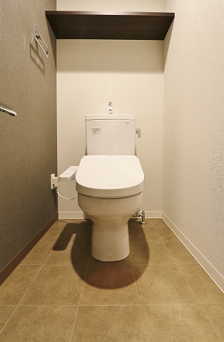 トイレ　収納棚付きの清潔感あるトイレです