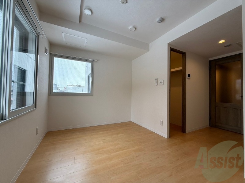 その他部屋・スペース　木目のフローリングは落ち着きのある印象のお部屋になりますね。