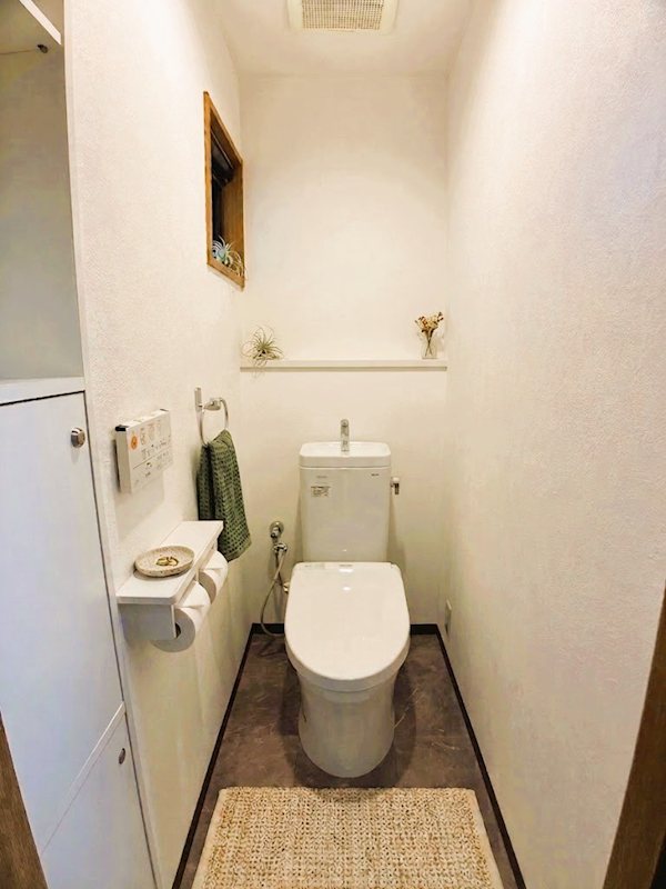 トイレ　トイレ内にも収納スペースがあります