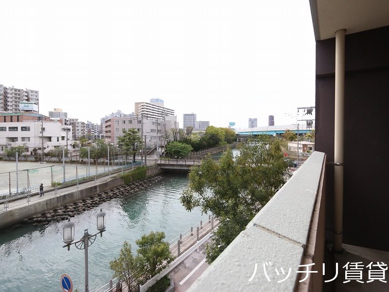 バルコニー　別号室の画像。現況を優先します。