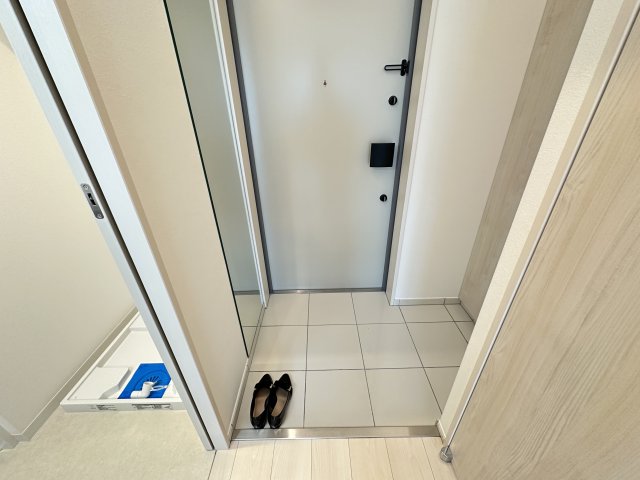 玄関　903号室のお部屋。同型タイプです。