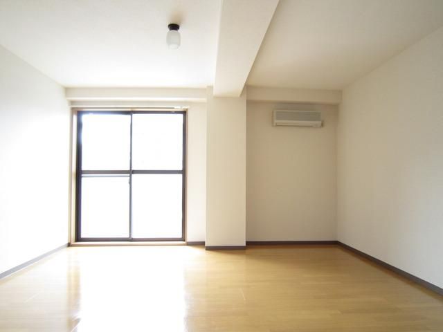 居室・リビング　南向きの明るいお部屋です