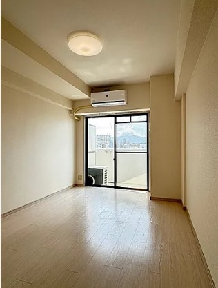 西鉄天神大牟田線 高宮駅 徒歩10分 9階建 築32年の居間写真