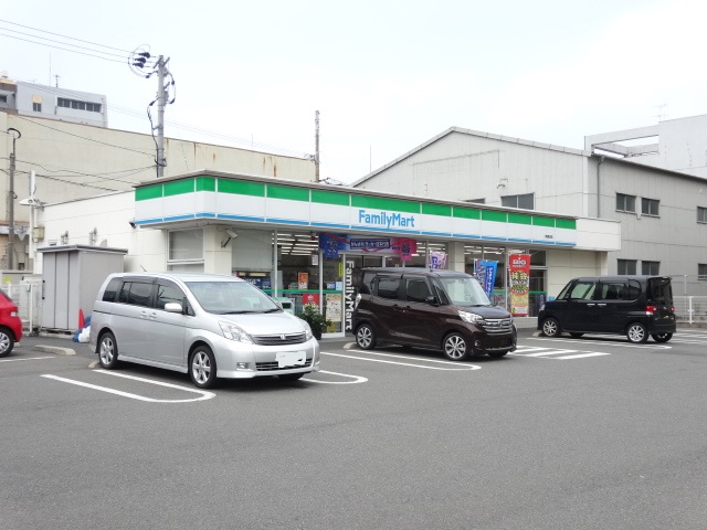 コンビニ　【ファミリーマート八幡前田店】（コンビニ）まで321m