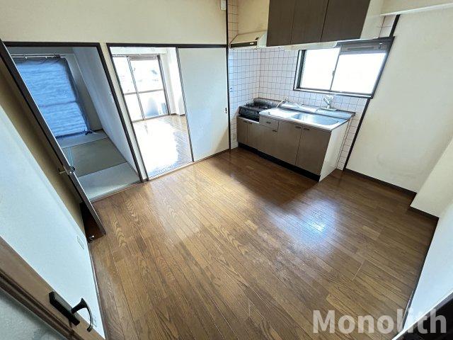 南海本線 泉大津駅 徒歩15分 4階建 築32年の居間写真