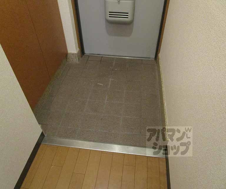 玄関　１０２号室の写真です。