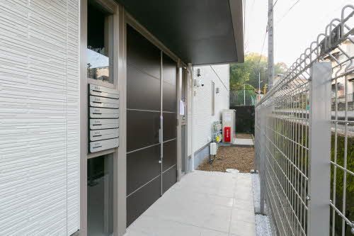 建物外観　オートロック付き共用玄関・防犯カメラ設置により安心のセキュ…