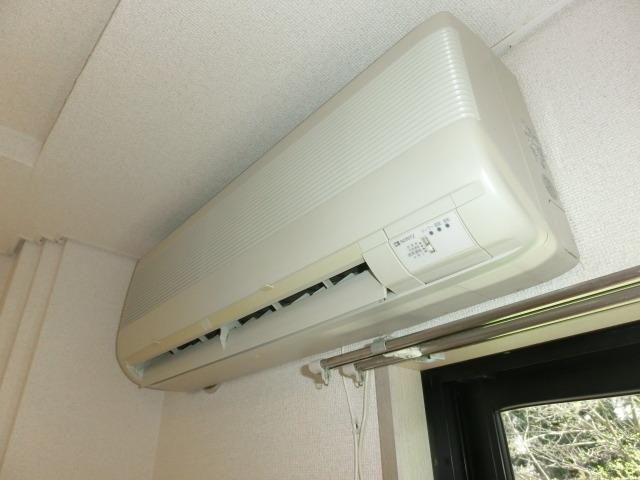 その他設備　リビングにエアコンもございます