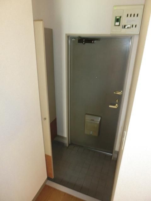 玄関　玄関横にシューズボックスもございます
