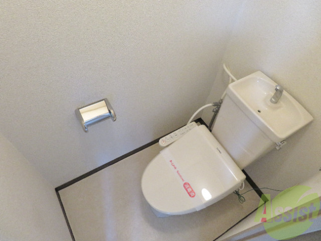 トイレ　トイレには温水洗浄便座機能が付いています。