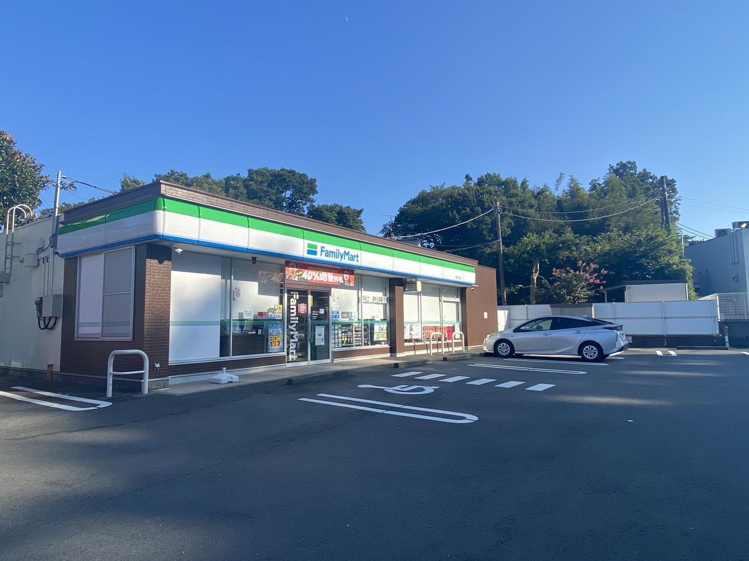 コンビニ　ファミリーマート（コンビニ）まで400m