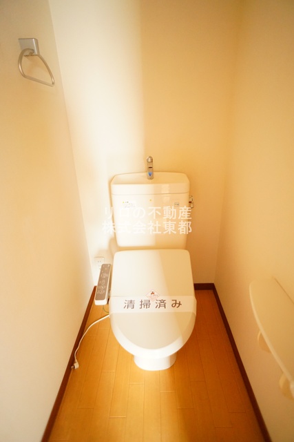 トイレ　白基調で清潔感のあるトイレです♪