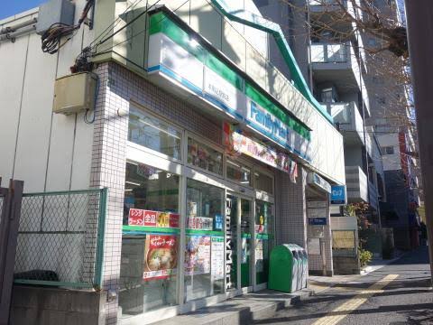 コンビニ　ファミリーマート本駒込駅前店（コンビニ）まで98m