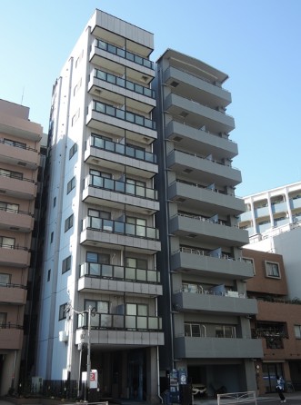 建物外観　マンション出ればすぐ駅です