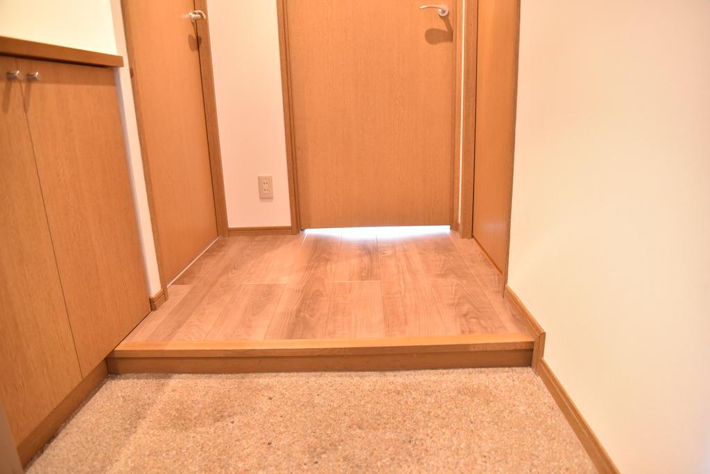 玄関　玄関※反転写真