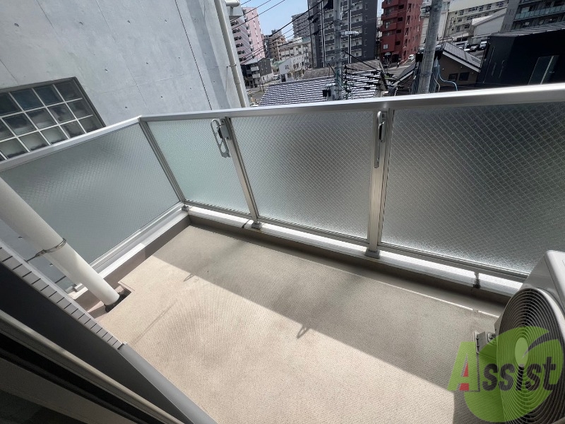 バルコニー　バルコニーは天気の良い日には洗濯物もよく乾きそうですね。