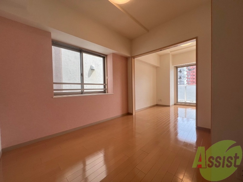 居室・リビング　リビングの壁紙がおしゃれで素敵なお部屋です