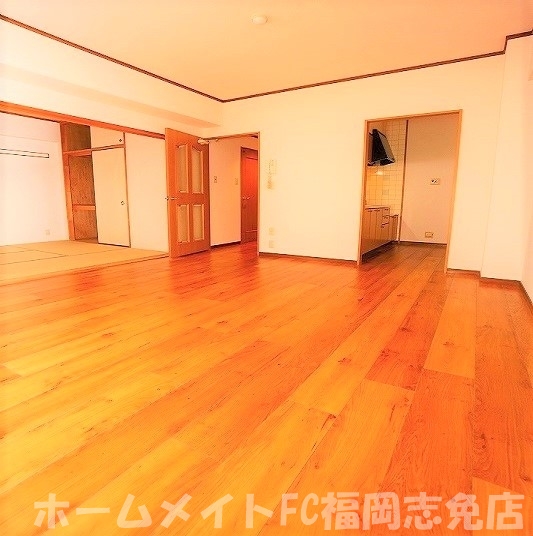 地下鉄空港線 福岡空港駅 徒歩18分 8階建 築31年の居間写真