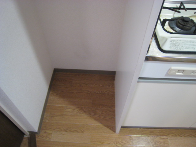 キッチン　冷蔵庫置き場もしっかりあります。