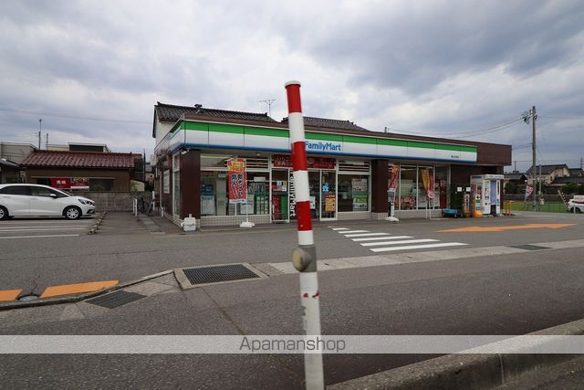 コンビニ　ファミリーマート（コンビニ）まで735m