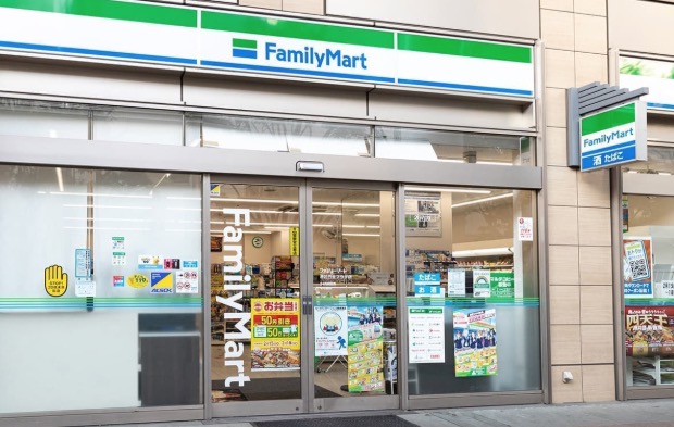 コンビニ　ファミリーマート港区白金プラザ店（コンビニ）まで313m