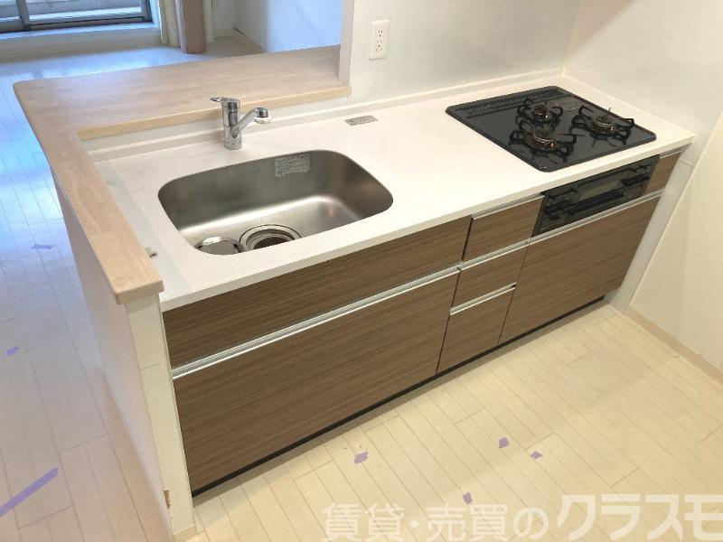 キッチン　効率よくお料理できる３口コンロ付き♪
