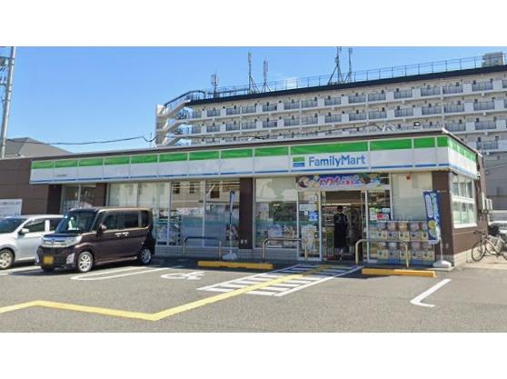 コンビニ　ファミリーマート小浦忠岡東店（コンビニ）まで152m