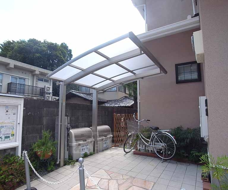 その他共有部分　屋根付きなので雨から自転車を守れます