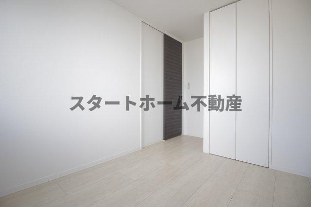 その他部屋・スペース　落ち着いた色調の寝室です