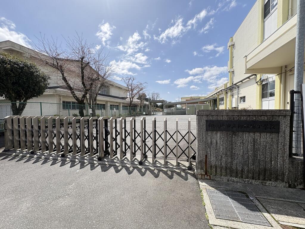 小学校　御殿場市立御殿場小学校（小学校）まで220m