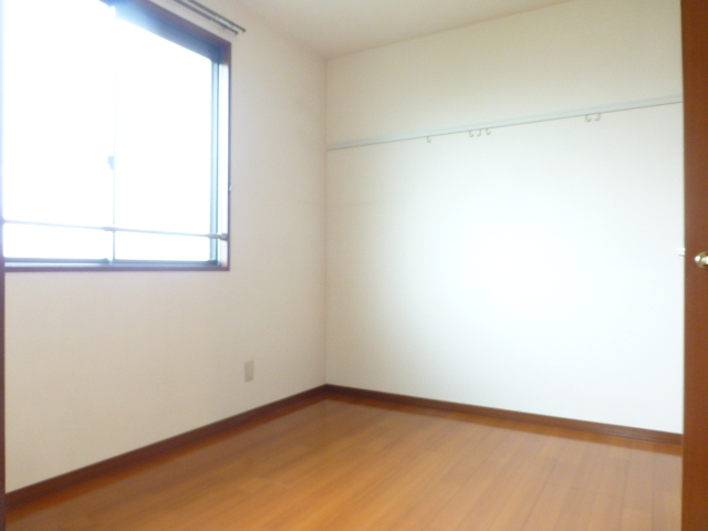 その他部屋・スペース　こちらは7帖のもうひとつの洋室★ブラウンの建具が目に優しい★