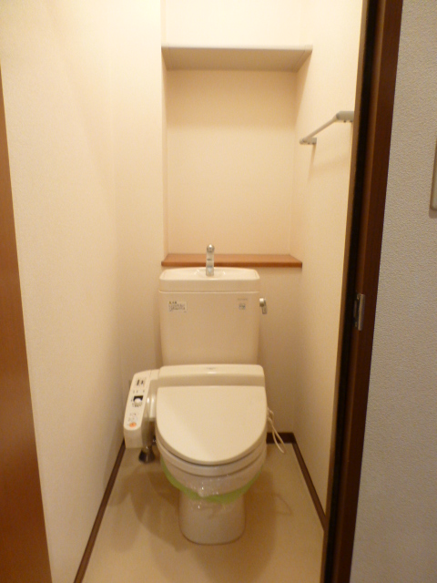 トイレ　寒い時期にぽかぽか多機能便座は強い味方★棚もあります！