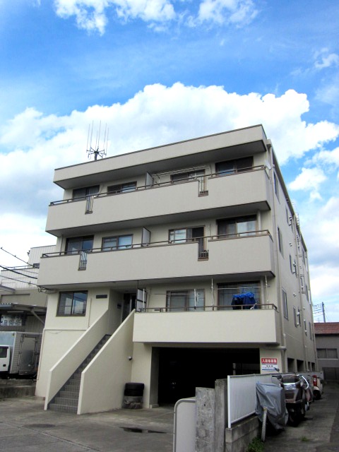 建物外観　103号室は階段を上った２階の角部屋です。
