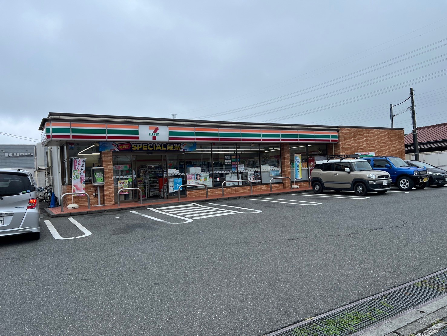 コンビニ　セブンイレブン八王子インター北店（コンビニ）まで724m