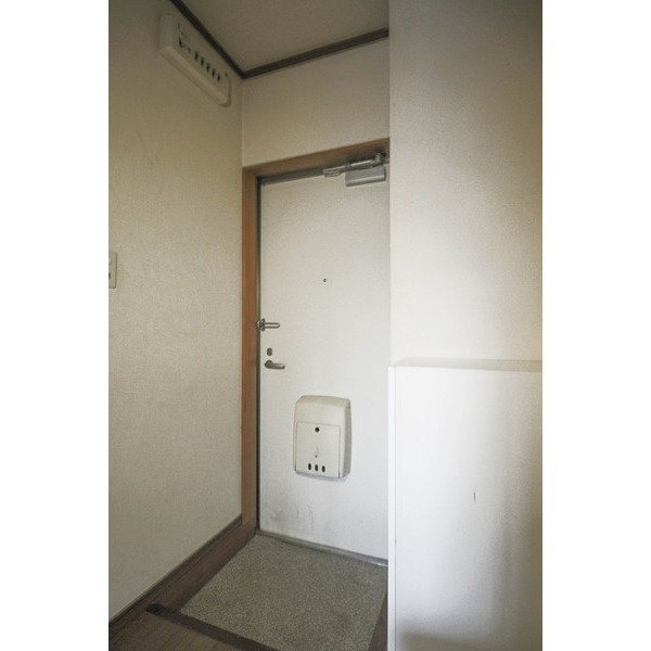 玄関　同じ建物の別のお部屋