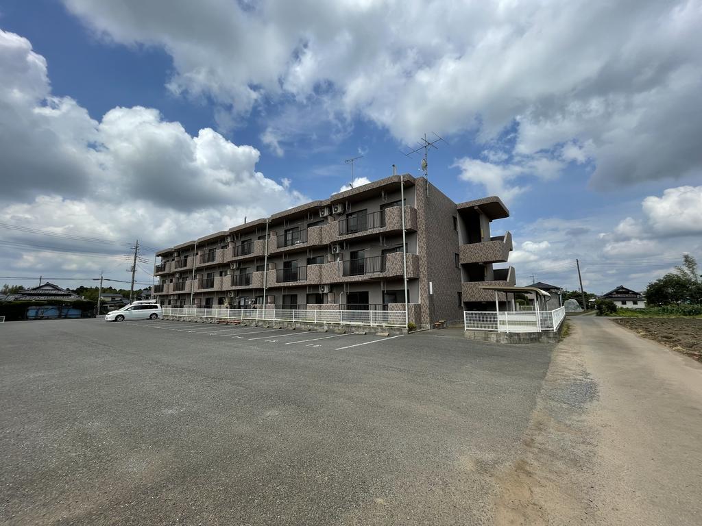 建物外観　緑豊かな住宅街にあるマンション